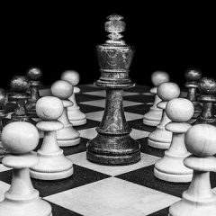 Graj w szachy jak Beth Harmon – poradnik początkującego