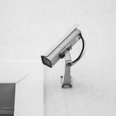 Monitoring wizyjny: montować kamery na widoku czy je ukryć?