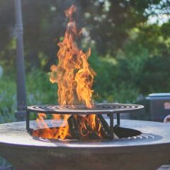 Kociołek żeliwny na ognisko – przydatne akcesorium czy zbędny gadżet?
